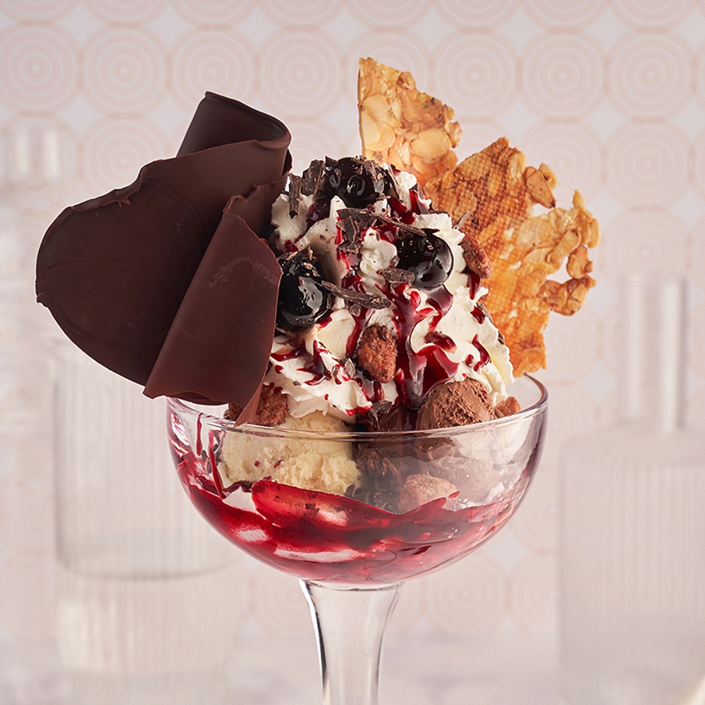 Berry sundae cream flavors, and artisanal chocolate puff/ Berries sundae