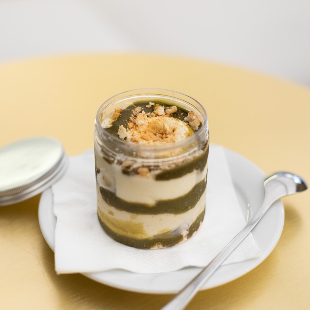 Artisanal jar with pistachio and coconut parfait, with pistachio sauce and gluten-free coconut dacquoise